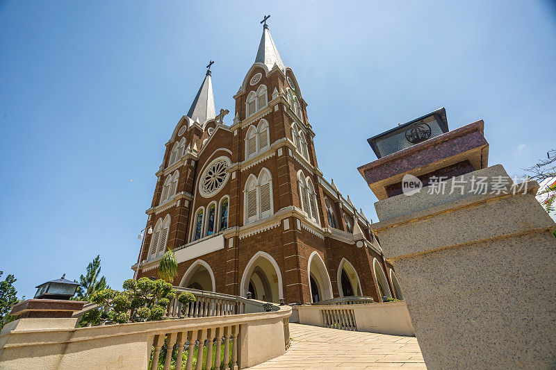 圣母教堂(另一个名字是Thanh Mau教堂)位于越南林洞宝禄镇